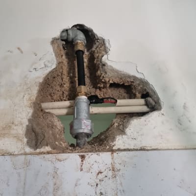 צינור מים חשוף בקיר עם חיבורים