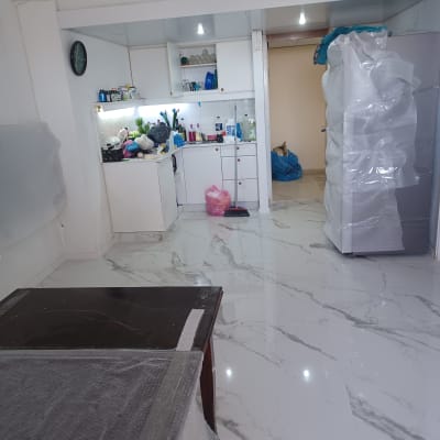 מטבח עם כלים וציוד ארוזים, שולחן עטוף בניילון