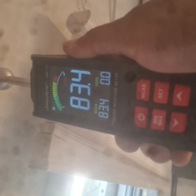 מד לחות דיגיטלי ביד של אדם