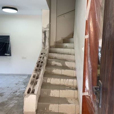 גרם מדרגות עם עבודות בנייה ושיפוץ