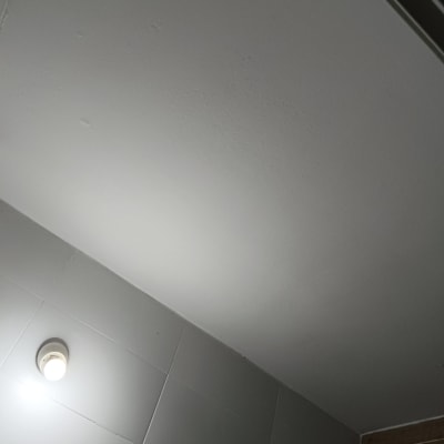 תקרה צבועה עם תאורה