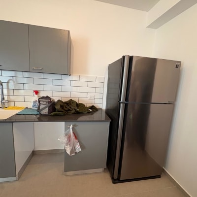 מטבח עם מקרר, כיור וארונות אפורים