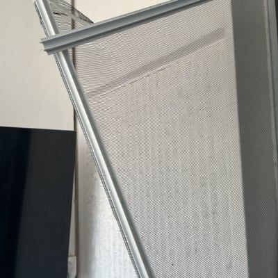 מסגרת מתכת עם רשת מחוברת לחלון