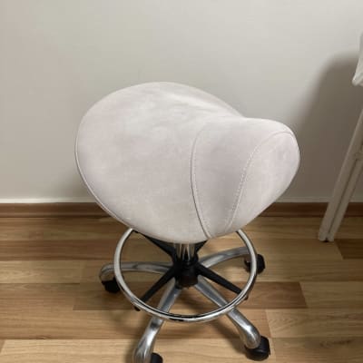 כיסא עם ריפוד בהיר על גלגלים