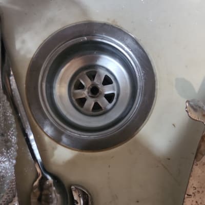 כיור עם ניקוז מתכת וסכו"ם רטוב