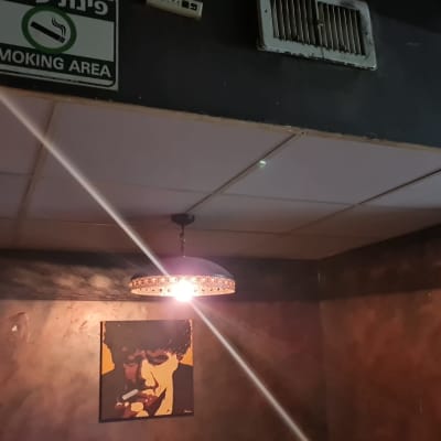 שלט אזור עישון על קיר גבס עם פתחי אוורור