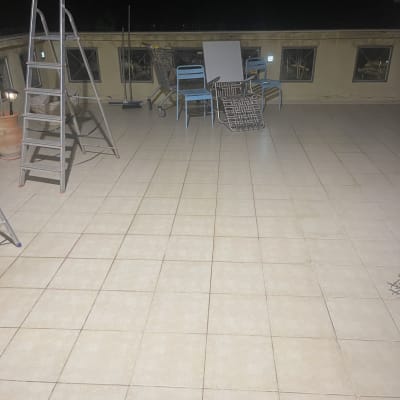 מרפסת עם סולם, כיסאות ועגלת קניות