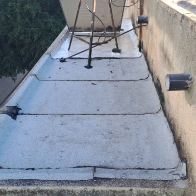 גג עם ציפוי ואנטנה, ללא אנשים או טקסט