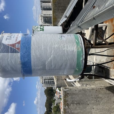 דוד שמש מותקן על גג עם צינורות מחוברים