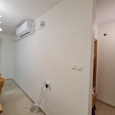 קיר צבוע בלבן עם שקעי חשמל