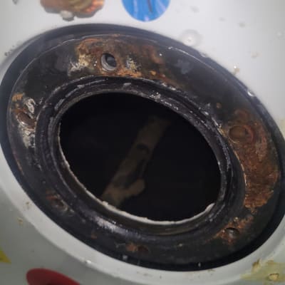 פתח דוד שמש עם חלודה וחלקים פנימיים גלויים