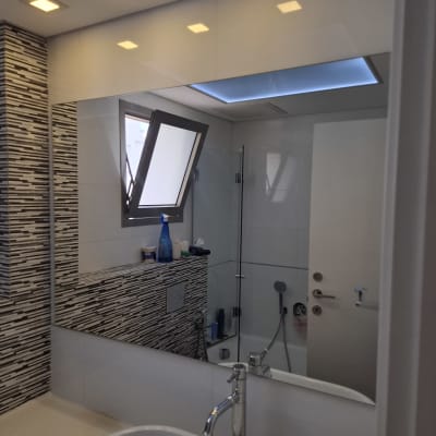 מראה וחלון בחדר אמבטיה עם עיצוב זכוכית