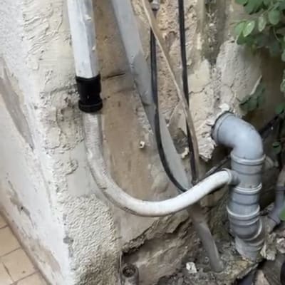 צינורות ותשתית ליד קיר חיצוני