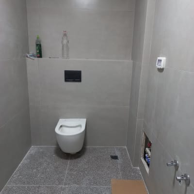 שירותים מותקנים, קיר פתוח, רצפה לא גמורה