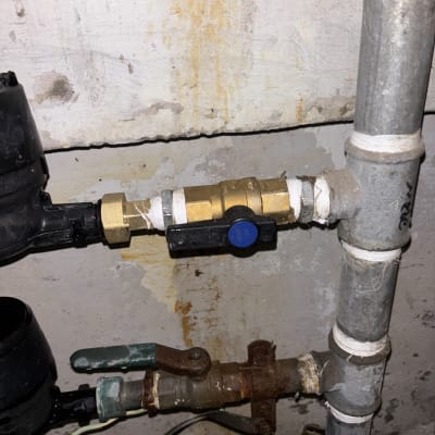 צינורות ומחברים במערכת אינסטלציה עם ברזים