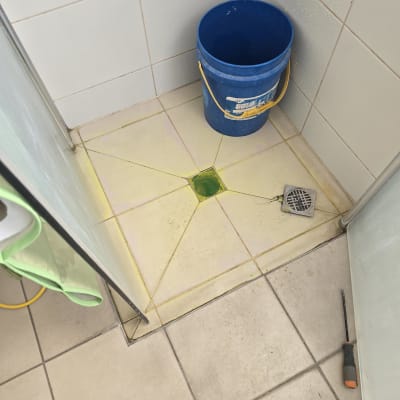 דלי כחול, מברג, ריצוף עם סימני נזילה