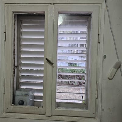 חלון עם תריסים זכוכית פתוחים חלקית