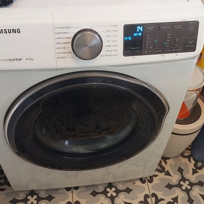 מכונת כביסה עם תצוגה דיגיטלית ומקדחה על המכסה