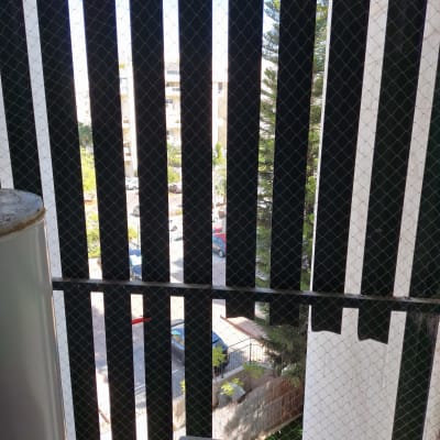 רשת למניעת כניסת יונים במרפסת