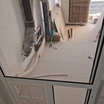 חלון אלומיניום עם מסגרת לבנה