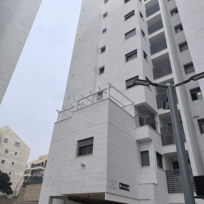 בניין מגורים גבוה עם מרפסות וחלונות