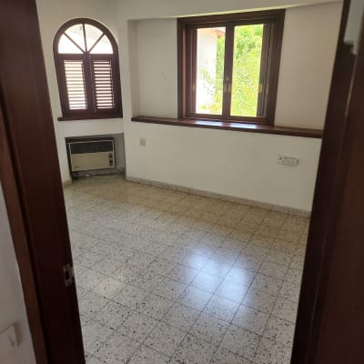 חדר ריק עם רצפה נקייה וחלונות