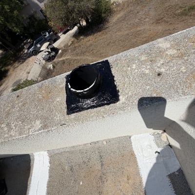 איטום גג עם חומר שחור ולבן