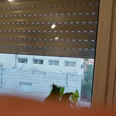 תריס גלילה ורשת הגנה בחלון אלומיניום