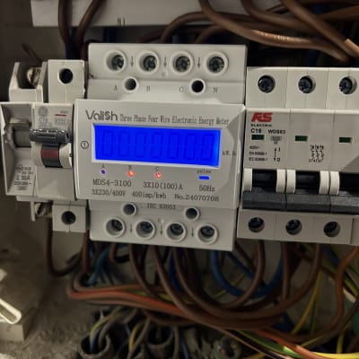 מונה חשמל אלקטרוני עם חוטים צבעוניים