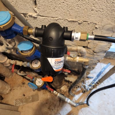 מסנן מים מותקן על צינור עם ברזים ומחברים