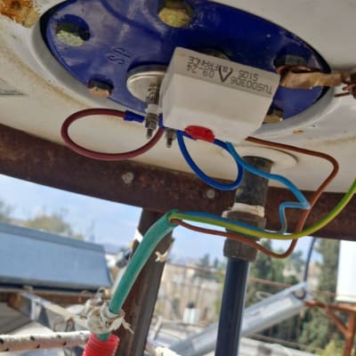 חיבורים חשמליים בתחתית דוד שמש על גג