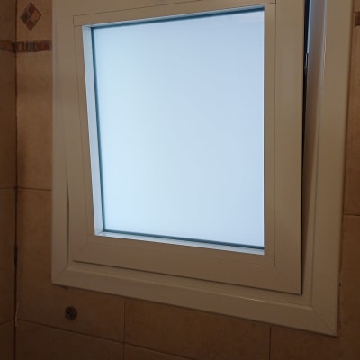 חלון אלומיניום עם מסגרת לבנה