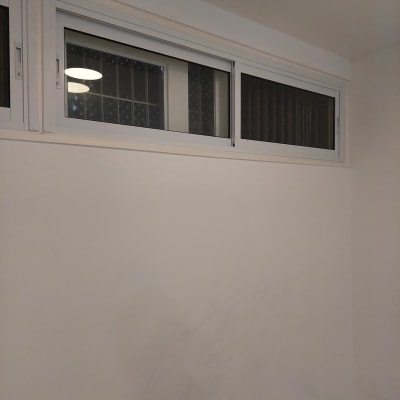 חלון אלומיניום עם מסגרת לבנה וקיר לבן