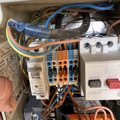 לוח חשמל עם חוטים צבעוניים ומתגים