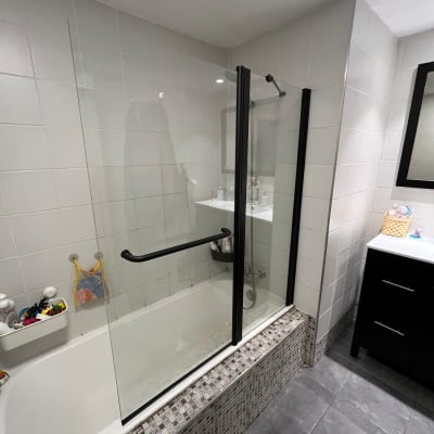 מקלחון עם דלת זכוכית, צעצועים ומוצרי רחצה