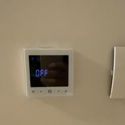 תרמוסטט דיגיטלי על קיר במצב כבוי
