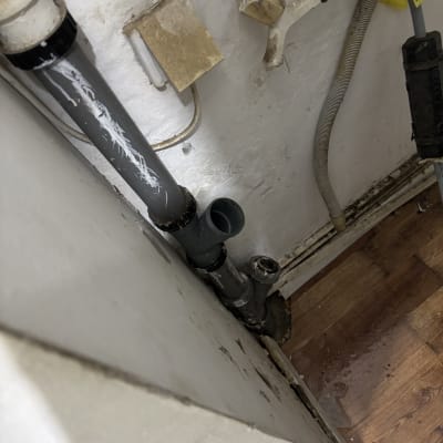 צינורות ותשתיות אינסטלציה על קיר