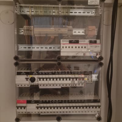 לוח חשמל עם חוטים ומפסקים שונים