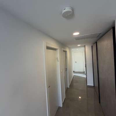 מסדרון עם דלתות וקירות צבועים בלבן