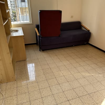 רצפה נקייה עם רהיטים מסודרים בחדר