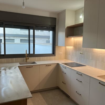 מטבח משופץ עם ארונות חדשים וברז זהב