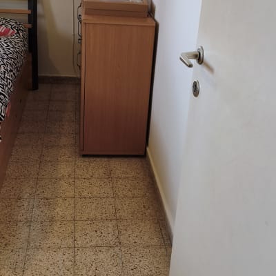 חדר עם ארון קטן ודלת פתוחה