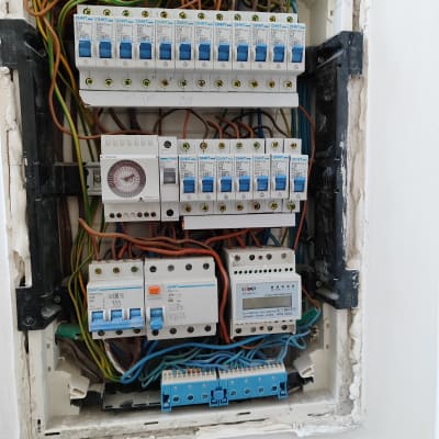 לוח חשמל עם מפסקים וחוטים צבעוניים