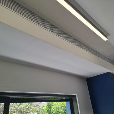 תקרת גבס עם תאורה מובנית ופתחי אוורור