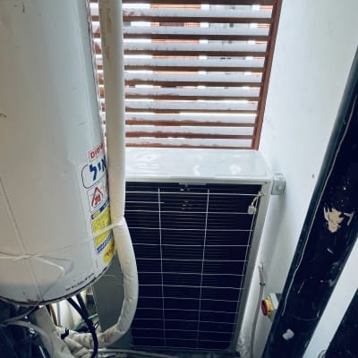 יחידת מיזוג אוויר עם צינורות וחיבורים