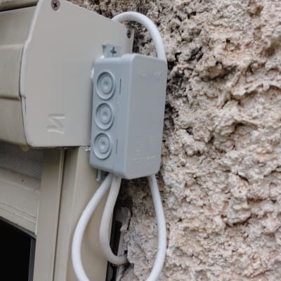 קופסת חיבורים חשמלית עם כבלים על קיר