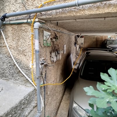 צינורות גז ומדי גז מותקנים על קיר חיצוני