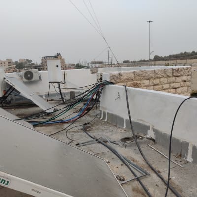 קירות אטומים עם חומר איטום לבן על גג