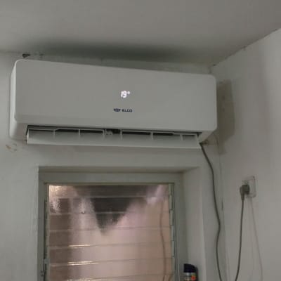 מזגן מותקן על קיר בחדר עם חלון