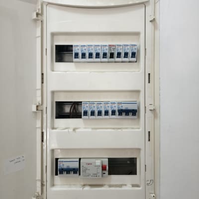 לוח חשמל עם מפסקים ומפסק פחת